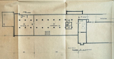 <p>Bestektekening uit 1995 van de kelder onder de tweelaagse vleugel. Deze wordt bestemd tot rijwielkelder en wordt intern ook vanuit de hal toegankelijk (CODA). </p>
